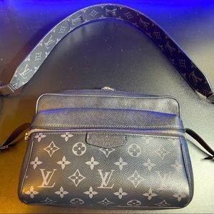 LOUIS VUITTON - OUTDOOR MESSENGER